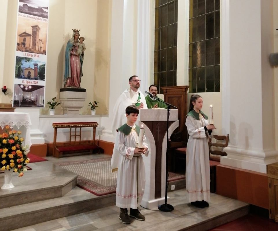 Svečanim blagoslovom Biblija i župljana u službi čitača  proslavljena Nedjelja Božje Riječi na Kantridi