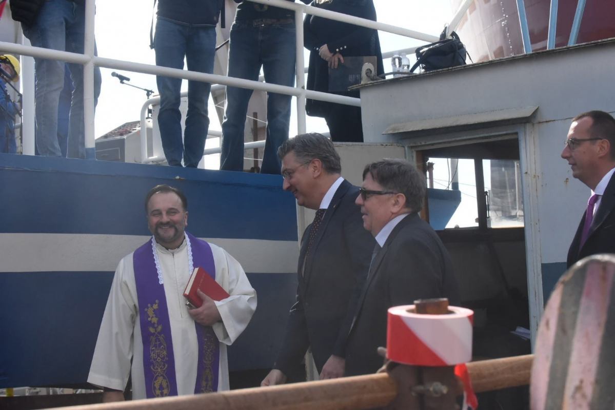 Porinuće i blagoslov novoizgrađenog broda u 3. maju