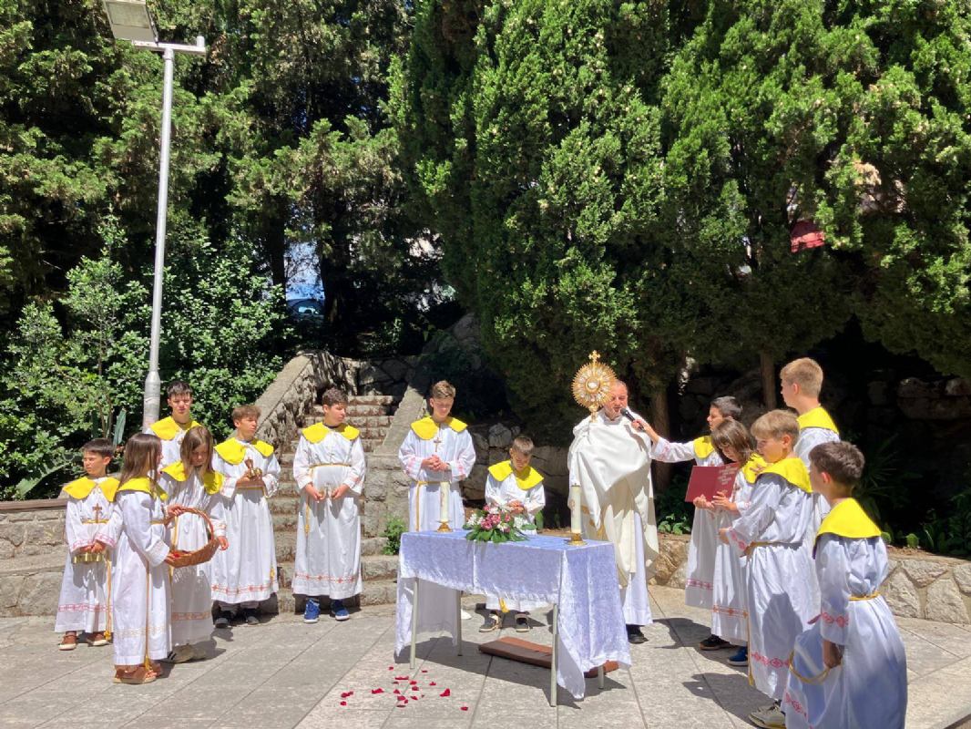 Svečano proslavljen blagdan Tijelova na Kantridi