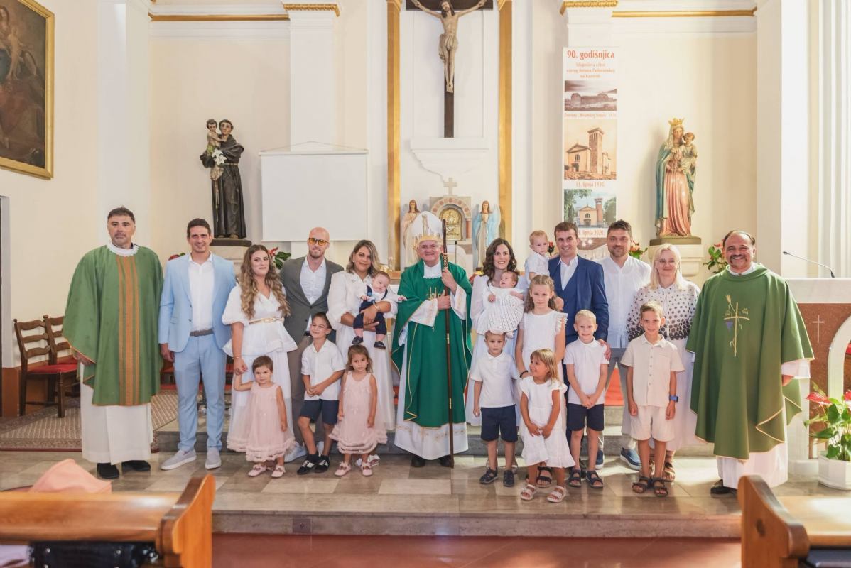 Nadbiskup Uzinić krstio Ritu, peto dijete obitelji Talajić, i Karla, četvrto dijete obitelji Nemetz