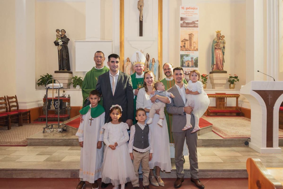 Nadbiskup Uzinić krstio Rafaela Franju, 5. dijete obitelji Nemir